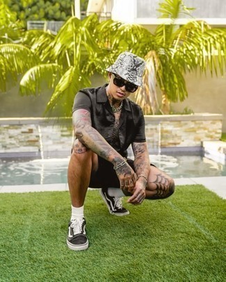 С чем носить темно-серую панаму с принтом мужчине