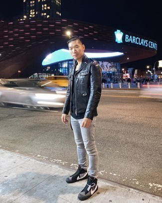 С чем носить темно-серые высокие кеды из плотной ткани с принтом мужчине