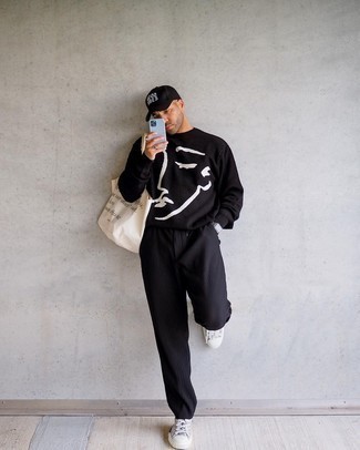 С чем носить темно-серые низкие кеды из плотной ткани с принтом мужчине