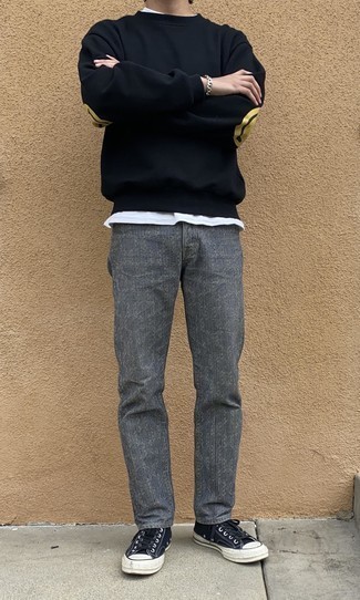 С чем носить темно-серые брюки чинос с принтом