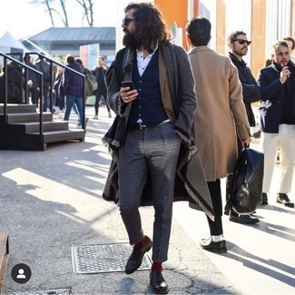 С чем носить темно-серые брюки чинос с принтом