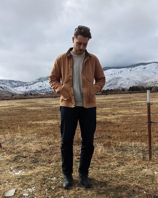 С чем носить темно-серый свитер с круглым вырезом с принтом мужчине