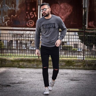 С чем носить темно-серый свитер с круглым вырезом с принтом мужчине