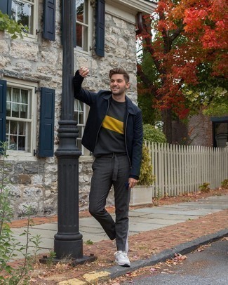 С чем носить темно-серый свитер с круглым вырезом с принтом мужчине