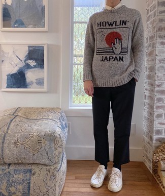 С чем носить темно-серый свитер с круглым вырезом с принтом мужчине