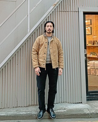 С чем носить темно-серый свитер с круглым вырезом с принтом мужчине