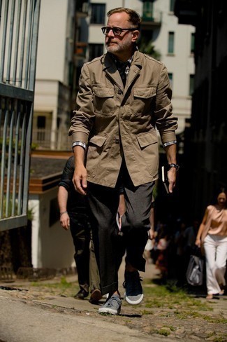 С чем носить темно-серые классические брюки с принтом мужчине