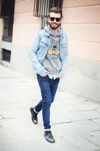 С чем носить темно-серый худи с принтом мужчине