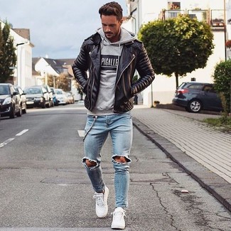 С чем носить темно-серый худи с принтом мужчине