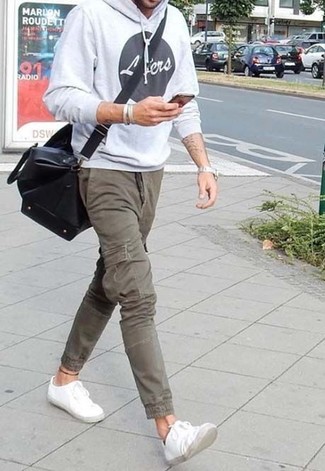 С чем носить темно-серый худи с принтом мужчине