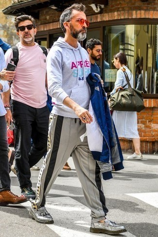 С чем носить темно-серый худи с принтом мужчине