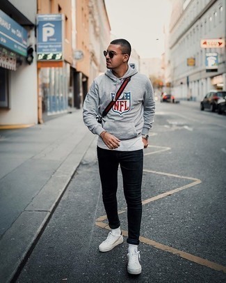 С чем носить темно-серый худи с принтом мужчине