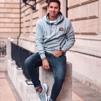 С чем носить темно-серый худи с принтом мужчине