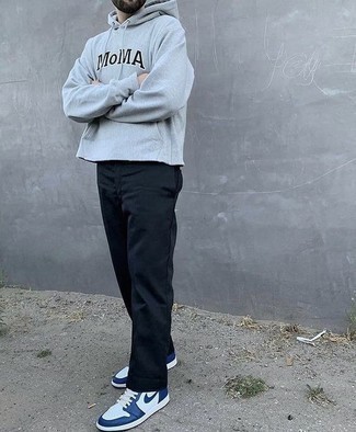 С чем носить темно-серый худи с принтом мужчине