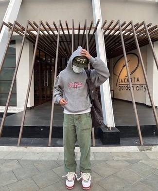 С чем носить темно-серый худи с принтом мужчине