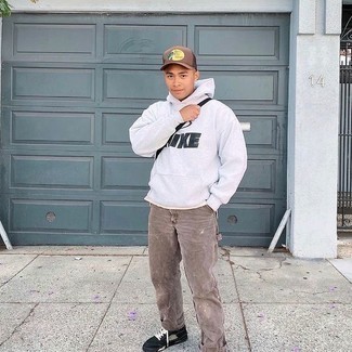 С чем носить темно-серый худи с принтом мужчине