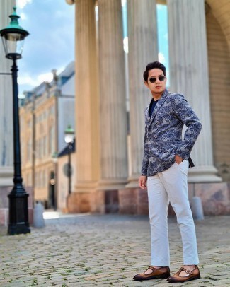 С чем носить темно-серую куртку с принтом мужчине