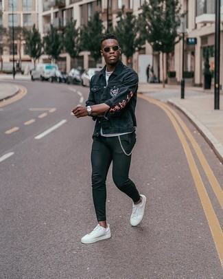 С чем носить темно-серую куртку с принтом мужчине