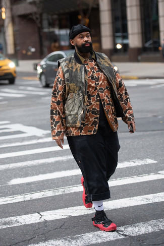 С чем носить темно-серую куртку с принтом мужчине