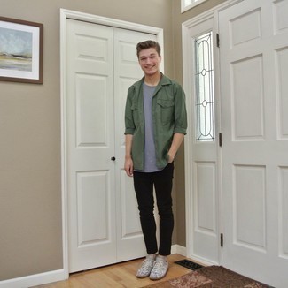 С чем носить темно-серые низкие кеды с принтом мужчине