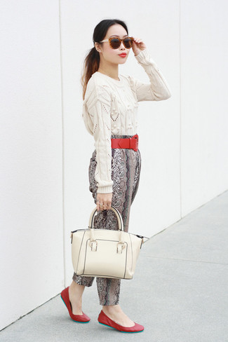 С чем носить темно-серые брюки с принтом женщине