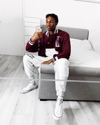 С чем носить темно-серые брюки с принтом мужчине