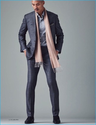 С чем носить темно-серый нагрудный платок с принтом