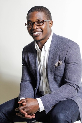 С чем носить темно-серый нагрудный платок с принтом