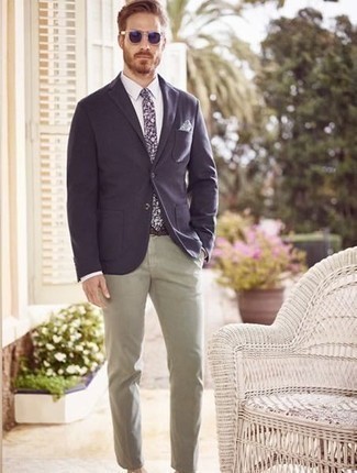 С чем носить темно-серый нагрудный платок с принтом