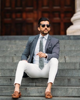 С чем носить темно-серый нагрудный платок с принтом