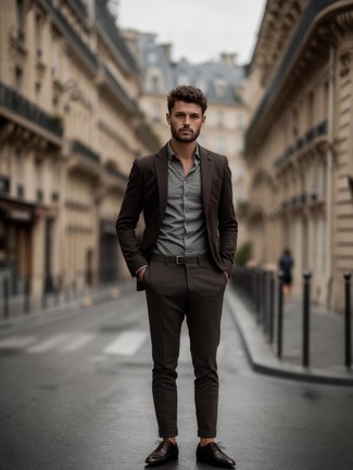 С чем носить темно-серую рубашку с принтом мужчине