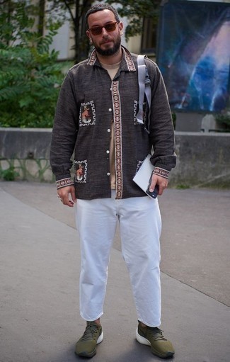 С чем носить темно-серую рубашку с принтом мужчине