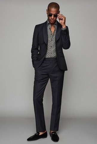 С чем носить темно-серую рубашку с принтом мужчине