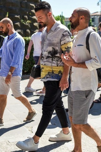 С чем носить темно-серую рубашку с принтом мужчине