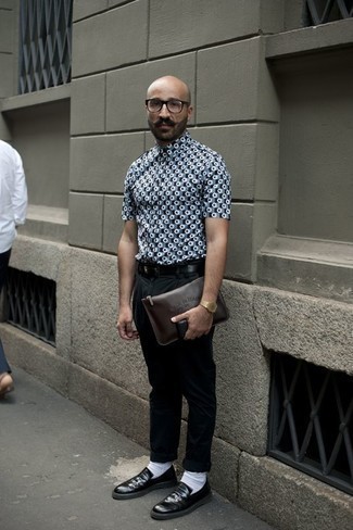 С чем носить темно-серую рубашку с принтом мужчине