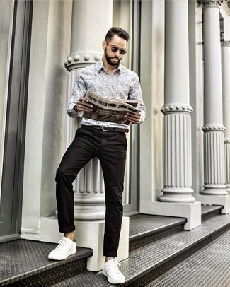 С чем носить темно-серую рубашку с принтом мужчине