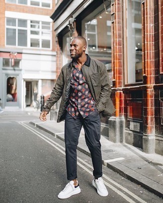 С чем носить темно-серую рубашку с принтом мужчине