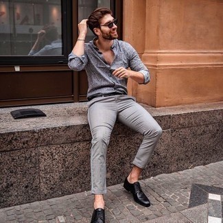 С чем носить темно-серую рубашку с принтом мужчине