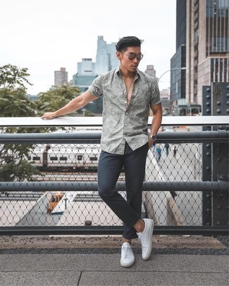 С чем носить темно-серую рубашку с принтом мужчине