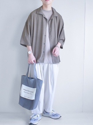 С чем носить темно-серую рубашку с принтом мужчине