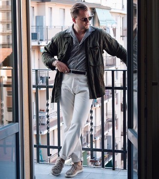 С чем носить темно-серую рубашку с коротким рукавом с принтом мужчине