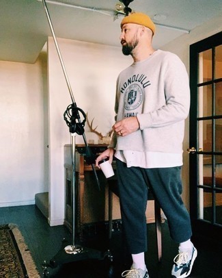 С чем носить темно-серый свитшот с принтом мужчине