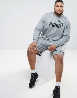 С чем носить темно-серый свитшот с принтом мужчине