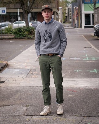 С чем носить темно-серый свитшот с принтом мужчине