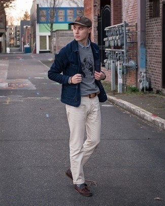 С чем носить темно-серый свитшот с принтом мужчине