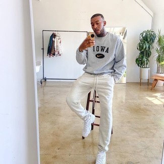 С чем носить темно-серый свитшот с принтом мужчине