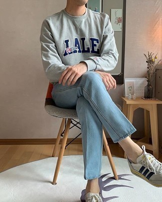 Как носить темно-серый свитшот с принтом с голубыми джинсами мужчине