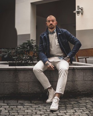 Как носить темно-серый свитшот с принтом с белыми джинсами мужчине