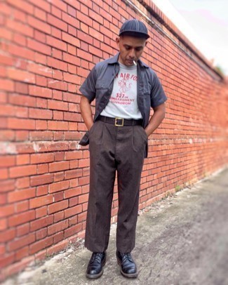 С чем носить темно-серую футболку с принтом мужчине