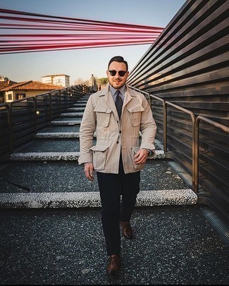 С чем носить темно-серый галстук с принтом мужчине